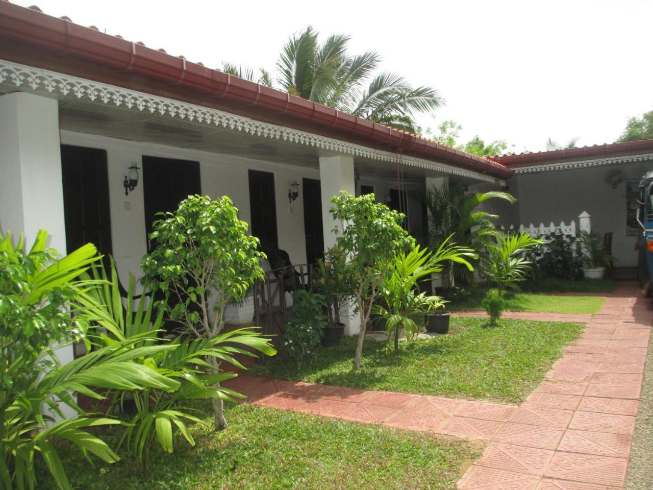 Uppuveli Beach House Trincomalee Exterior foto